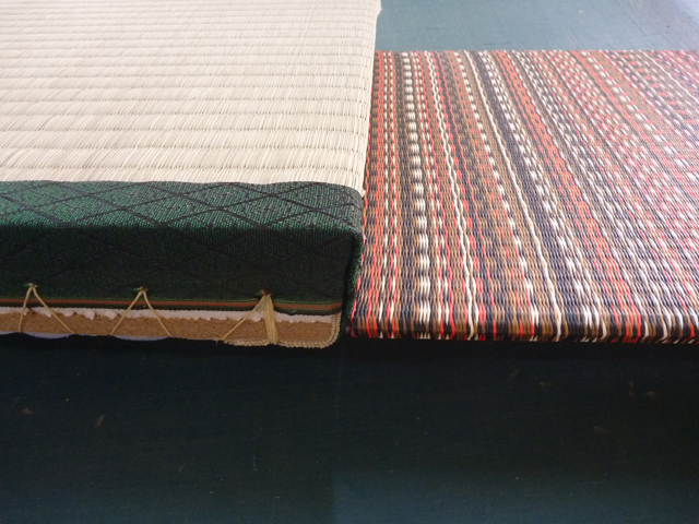 ヘリなし半帖薄畳（厚さ13mm）と、従来の畳の厚さと比較